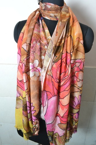 "Through Ring of Finger" Printed Pashmina Scarf. Wonder of Kashmir Handmade Wrap - Foto 9 di 12