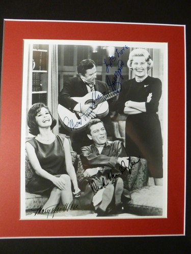 DICK VAN DYKE SHOW ELENCO FIRMADO AUTOGRAFIADO 8 X 10 EXHIBICIÓN CON CERTIFICADO DE AUTENTICIDAD - Imagen 2 de 9