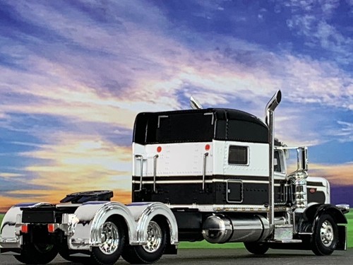 1/64 DCP WHITE/BLACK PETERBILT 389 W/ 70" MID ROOF SLEEPER - Picture 2 of 6