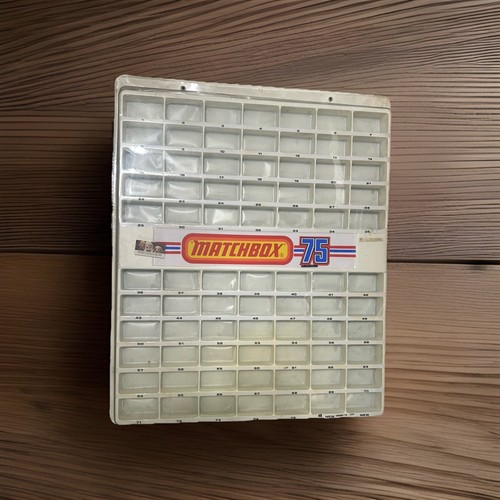 Vintage Matchbox 75 Auto Vitrine 1975 original nummeriertes Tablett. Ex Zustand Rarität