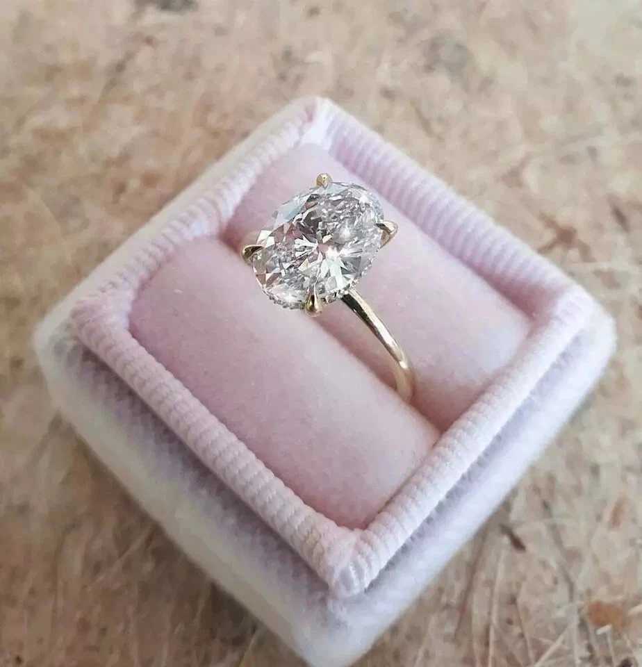 Alianza para mujer moissanita blanca corte ovalado de 1 quilate enchapada en oro amarillo de 14 quilates Foto 2 de 4