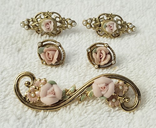 Lotto spille e orecchini rose rosa vintage 1928 tono oro e porcellana - Foto 1 di 3