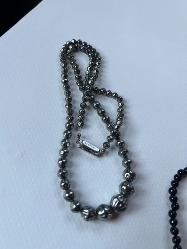 Lote De Colección Largo Pequeño Redondo Negro y Graduado Gris Cuentas con Cierre Marcado Esterlina - Imagen 8 de 13