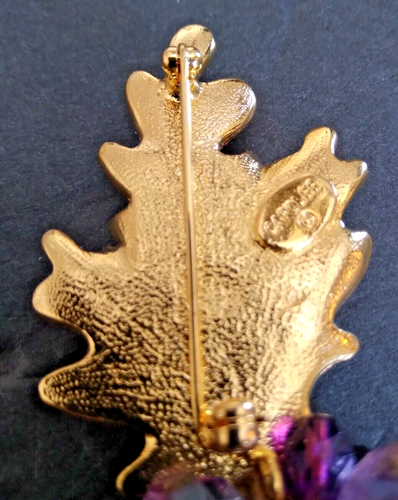VINTAGE PURPLE GRAPE CLUSTER CRYSTAL BROOCH GOLD TONE SIGNED "CAROLEE". - Picture 3 of 4