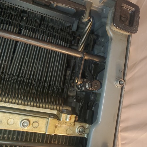 Royal Typewriter KMG Manual Vintage Retro Grey Magic Margin 1949 - Picture 5 of 22