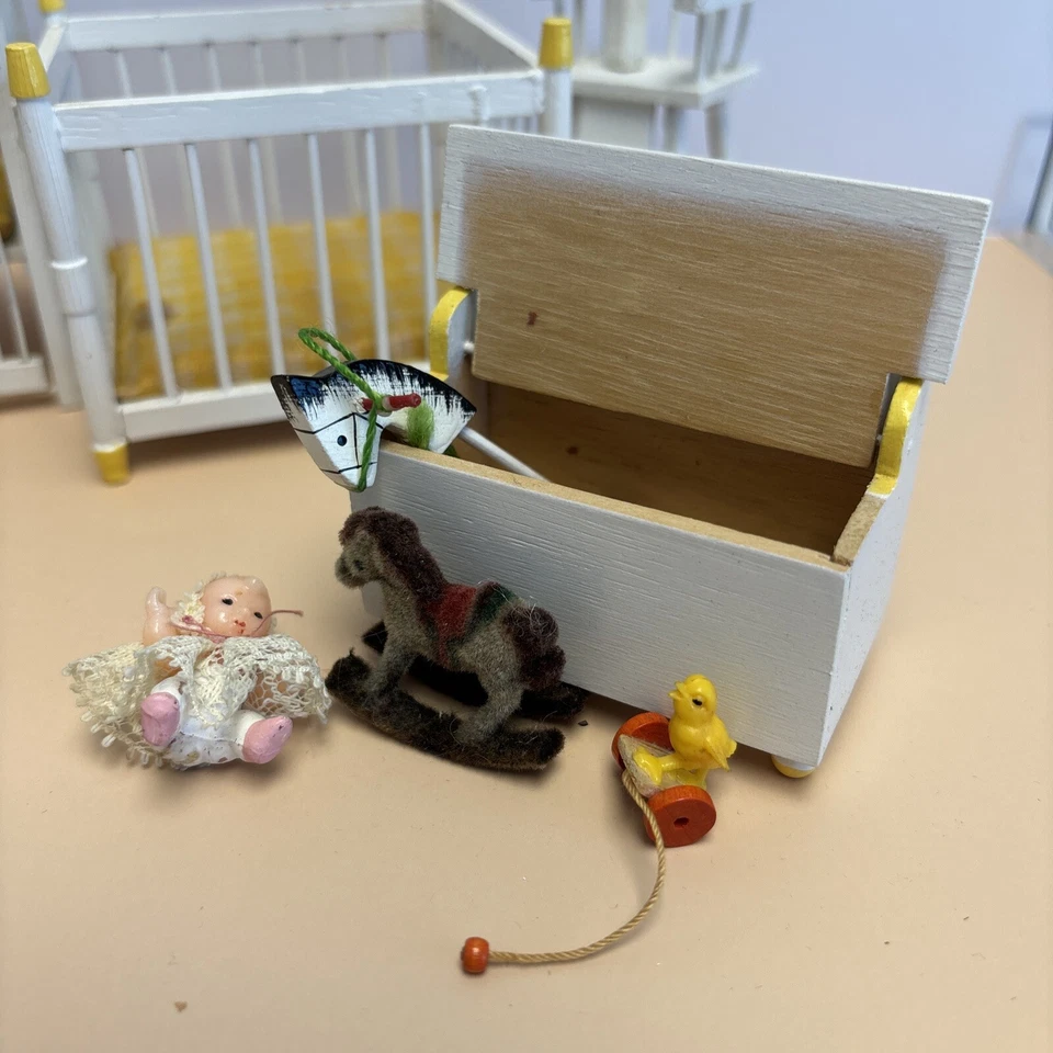 LOTE Casa de Muñecas Miniatura Bebé Dormitorio Guardería Muebles Cuna Parque Infantil Trona Foto 2 de 4