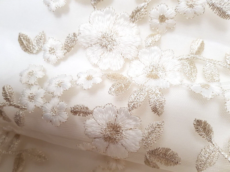 Vestido de ocasión Speechless Girls blanco y dorado. Bordado. Floral. Con cinturón. Foto 3 de 4