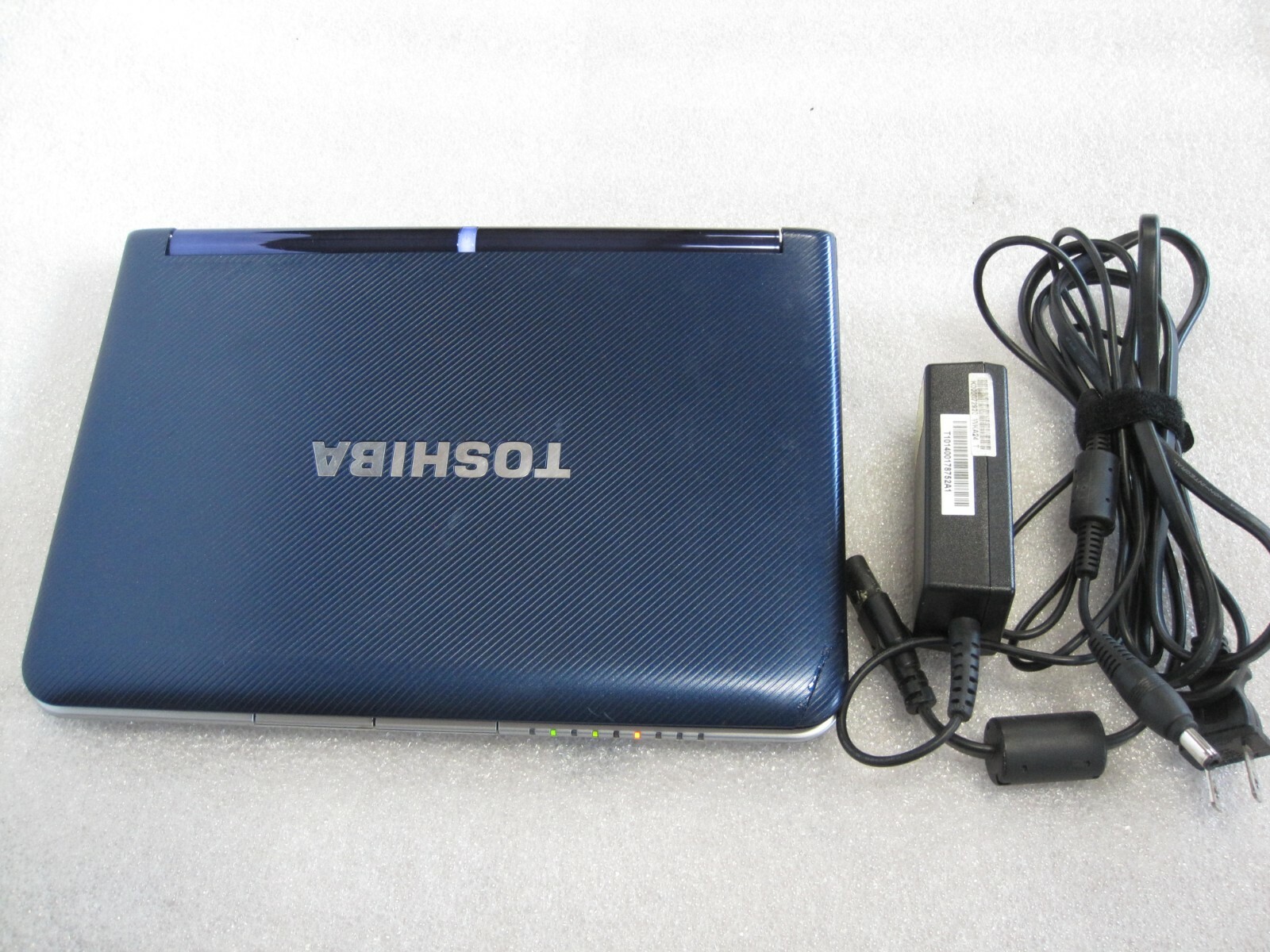 Toshiba Mini NB305-N442BL 10.1in. Screen (250GB, 1.66GHz, 1GB RAM) Netbook - Picture 2 of 7