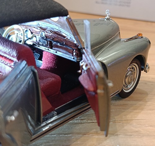CMC -MERCEDES-BENZ 300 D TYPE Cabriolet - 1:24 GRAY MET. in OVP - Imagen 9 de 22