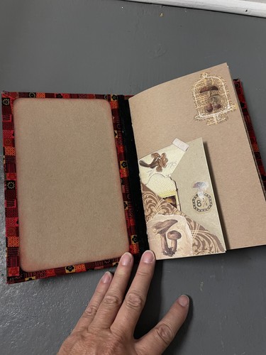 Giornale spazzatura funghi carta effimera fatto a mano impreziosito 12 pagine double face - Foto 2 di 9