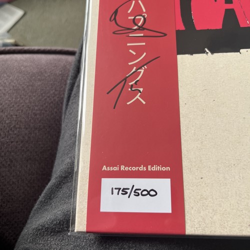 Kasabian. Happenings LP. Signed. Assai Obi. Red Vinyl. 175/500.. Sealed. - Picture 2 of 4