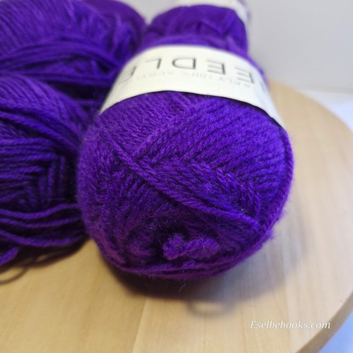 Needles  - 450 grams 8 ply purple acrylic yarn (284) - Bild 6 von 12