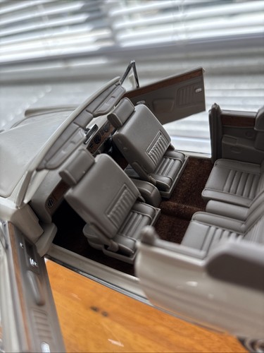 Franklin Mint Rolls-Royce Corniche IV White 1992 1:24 With FREE Display Case - Picture 14 of 21