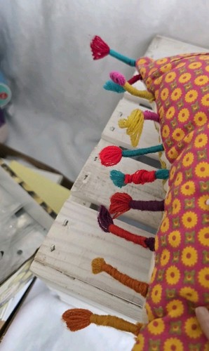 Pier One Almohada Boho Decorativa Bordada Colorida con Borlas - Imagen 4 de 5