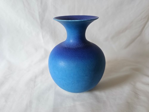 Gorgeous blue Delan Cookson vivid blue studio pottery vase - Picture 5 of 15