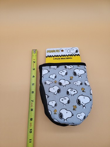 Peanuts New 2024 Snoopy Mini Oven Mitts 2 Pk 5.5in x 7in - Picture 6 of 7
