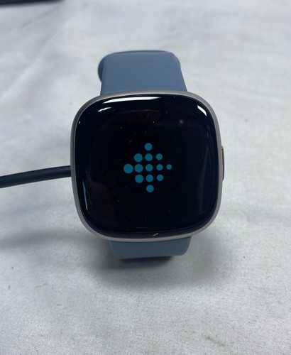 Fitbit Versa 4 Smartwatch Fitness Activity Tracker - Cascata Blu/Platino - Foto 3 di 19