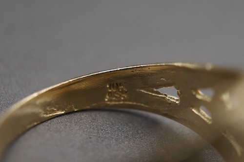Anillo de banda de letrero de dólar con corte de diamante de oro amarillo liso de 10 K. Talla 8 para hombre y mujer - Imagen 5 de 7