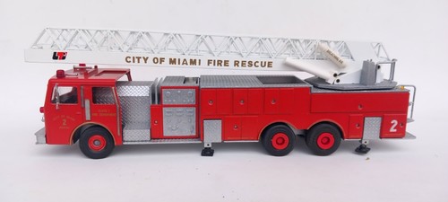 1/43 o scale Conrad 5509 1984-1987 Grumman Miami Fire Rescue Engine ladder truck - Picture 2 of 12