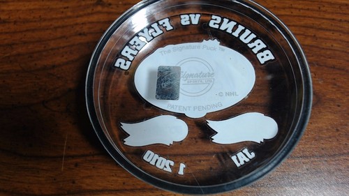 Signature Sports Bruins Flyers Puck Winter Classic 2010 - Picture 3 of 3