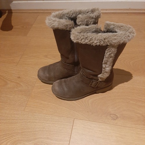 Childrens Kids Girls Slip On Faux Suede Cowboy Ankle Chelsea Boots - Picture 3 of 7