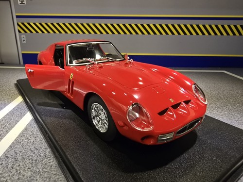 Ferrari 250 GTO 1962-64 V12 Berlinetta Red 1:24 Scale Model Car in Display Case - Picture 2 of 16