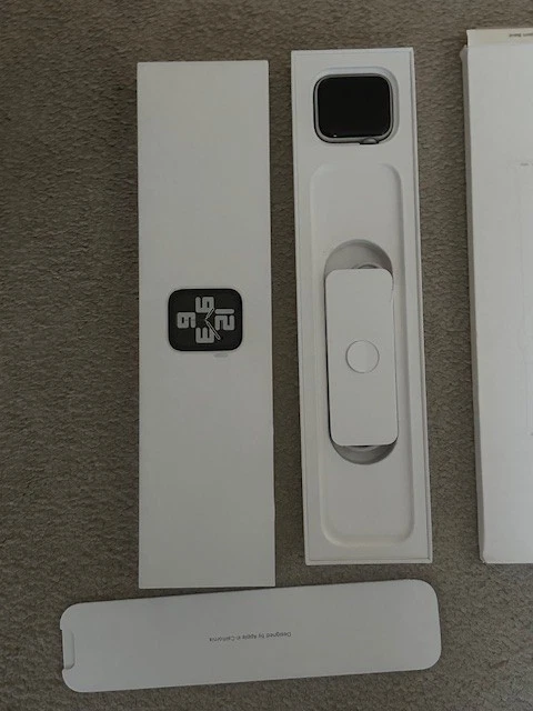 Apple Watch SE 44mm Space Grey Aluminium Case, Midnight Sports Band Band, Smart, photo 4 of 5