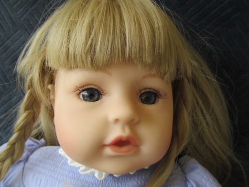Beautiful GOTZ 18" vinyl and cloth baby doll original clothes and shoes - Picture 12 of 12