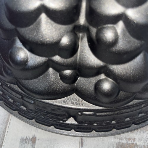 Nordic Ware Holiday Tree Bundt Cake Pan Mold Cast Aluminum 10 Cups - Picture 4 of 6