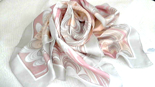 100 % Seide Schal von AVON 34,5"" x 33"" Rollsaum Pastelldruck mit Etikett