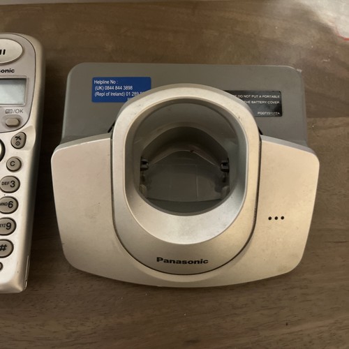 Panasonic KX-TG1100E KX-TG1102E Cyfrowy telefon bezprzewodowy z podstawą i zasilaczem - Zdjęcie 3 z 7