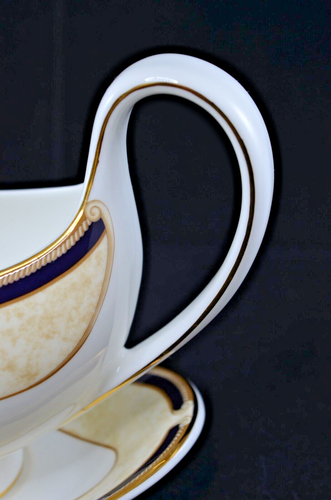 WEDGWOOD CORNUCOPIA GRAVY BOAT AND STAND - Picture 3 of 7