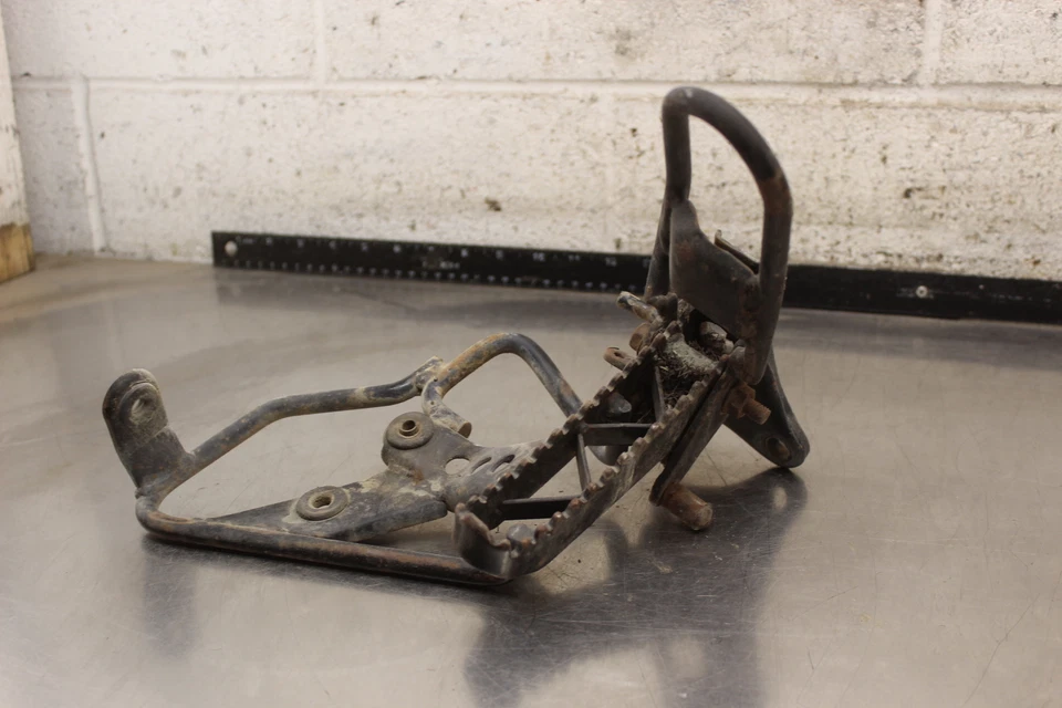 Suzuki Quadrunner 160 LTF160 2001 2x4 reposapiés derecho clavija paso C345 Foto 2 de 4