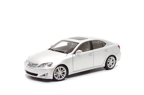 AUTOart 1:18 Lexus IS350 in Tungsten Pearl Metallic - Picture 8 of 13