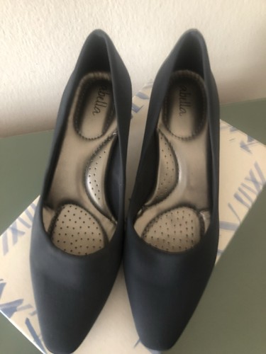 Abella Women's Navy Fabric Comfort Sole Pump 2.5" Patent Leather Heel Sz 7 NEW - Picture 2 of 11