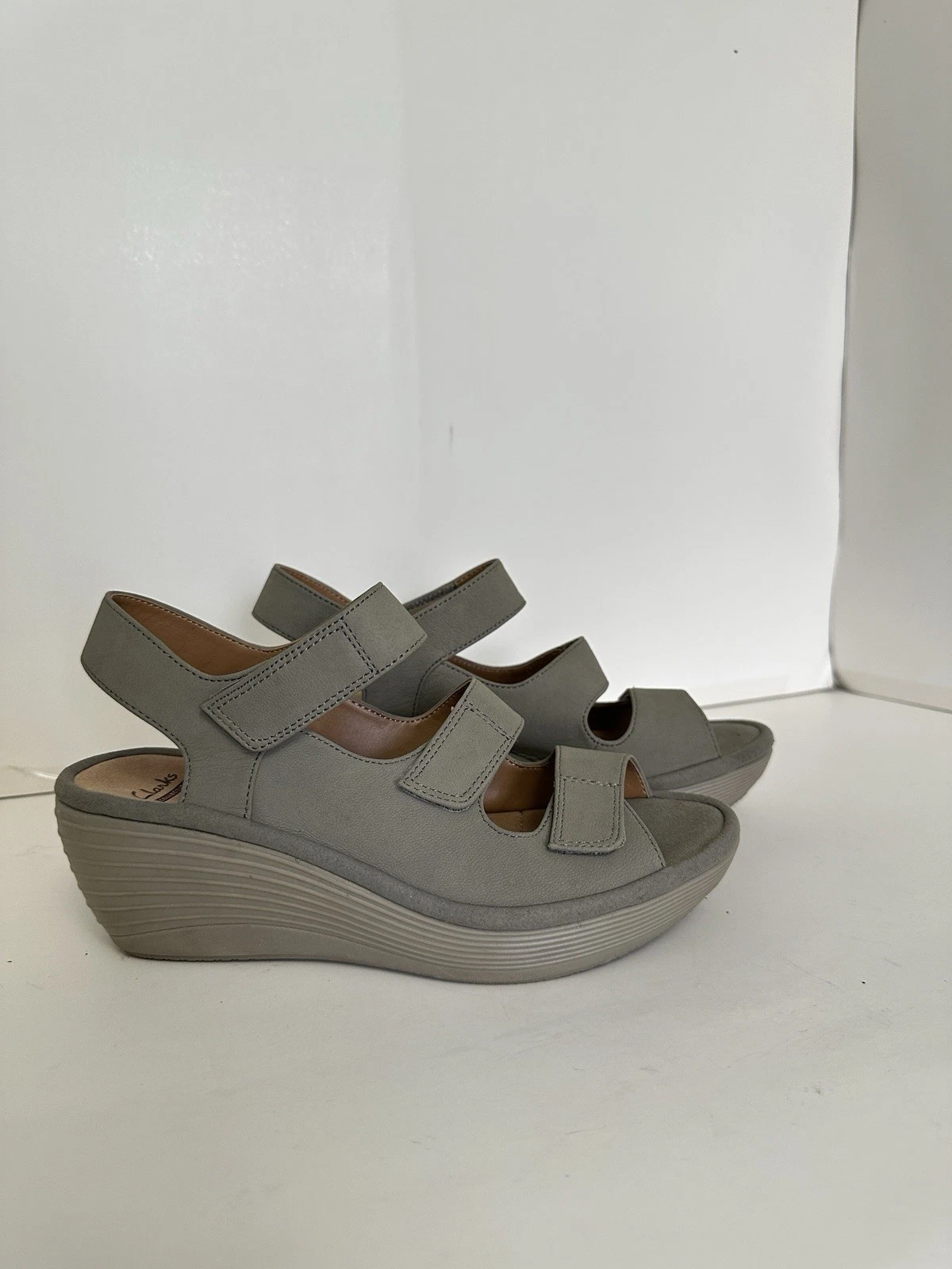 Sandali con zeppa Clarks Collection taglia 7 M marroni 3 cinturini morbidi ammortizzati