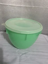 VTG Tupperware Crisp It Lettuce Keeper Green Bowl  with Lid