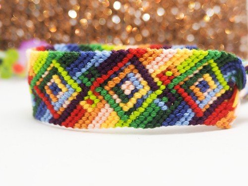 Pulsera en hilo de macramé diseño étnico multicolor con rombos. Pulsera de hilos - Imagen 5 de 9