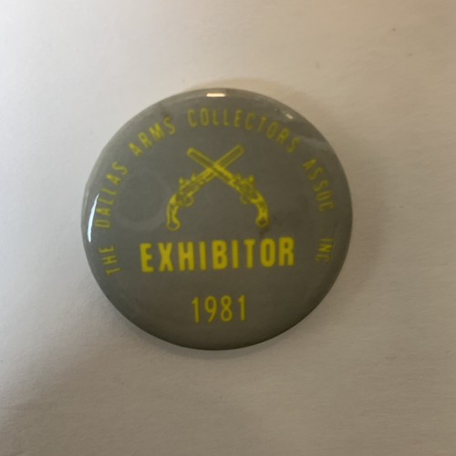 De colección The Dallas Arms Collectors Assoc. Pistola expositora 1981 pin insignia botón - Imagen 7 de 7