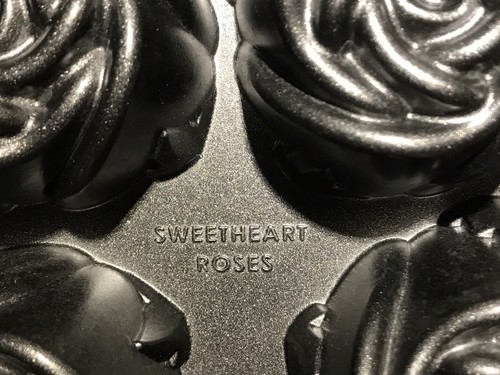  2 Nordic Ware Cast Aluminum Baking Pans jello Sweetheart Roses & Ice Cream Cone - Picture 5 of 9