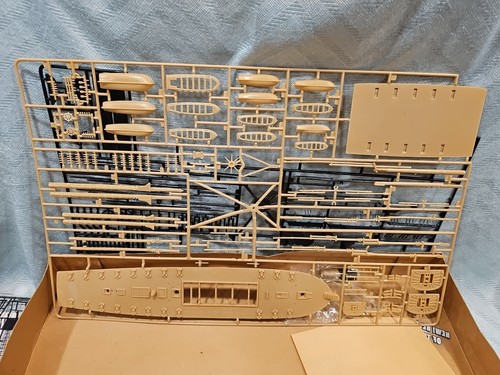 Revell kit H-362-600 USS Constitution 22"+ long 1969, Mostly Unassembled  - Picture 12 of 16