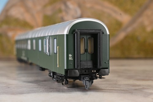 Roco 45528 H0 4-Achs Gepäck/Personenwagen 82-04 027-1 der ÖBB (B971) - Bild 9 von 10