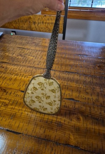 Specchio vanità vintage ottone inciso ricamato fiori oro su lino in plastica - Foto 1 di 7