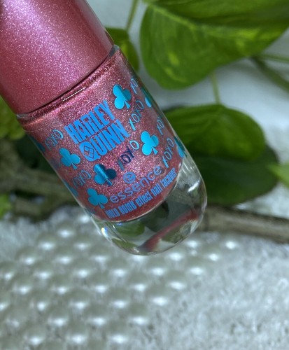 essence HARLEY QUINN Holo Bomb Effect Nail Lacquer 01 XOXO 8ml *neu* - Bild 1 von 3