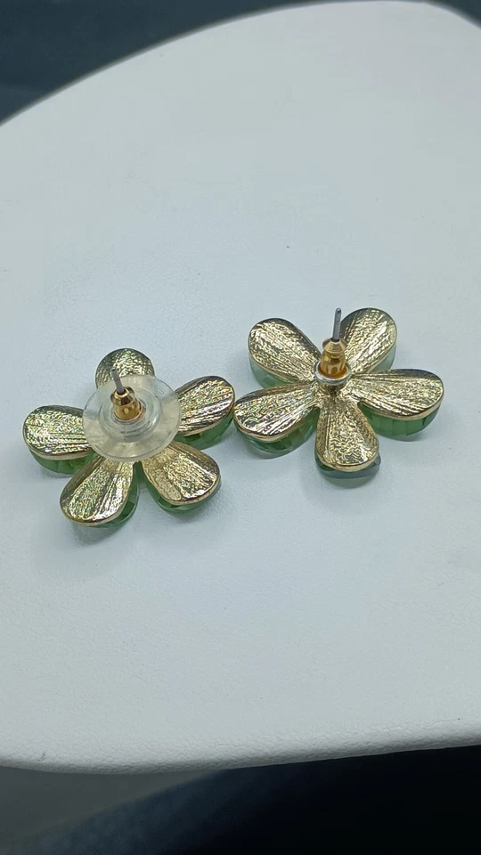 Pendientes Flor Verde Acrílico Transparente Estrás Tachuelas Tono Dorado Floral Foto 4 de 4