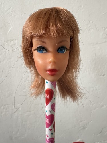 SOLO TESTA DI BARBIE 1968-70 vintage. Trucco perfetto/molte ciglia. Titanio ma tagliato.