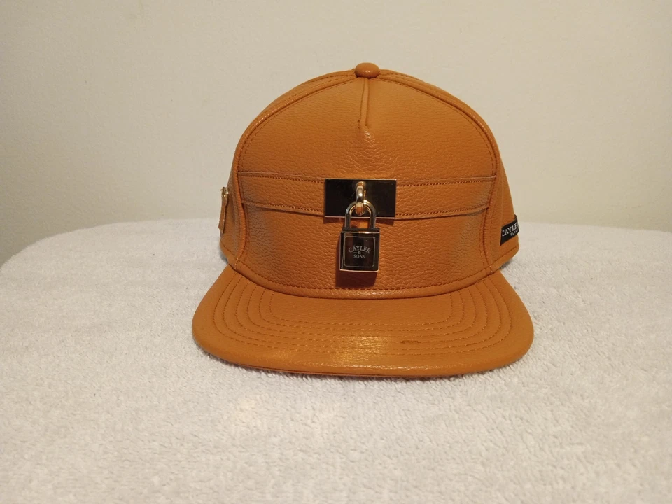 Cayler & Sons Etiqueta Negra Bloqueo Naranja Dorado Cuero CorreaBack Sombrero Bloqueo Metal Foto 2 de 4
