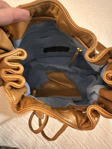 Carlos Falchi Medium Cinch Bag aus Kalbsleder mit Goldakzenten - Bild 6 von 13
