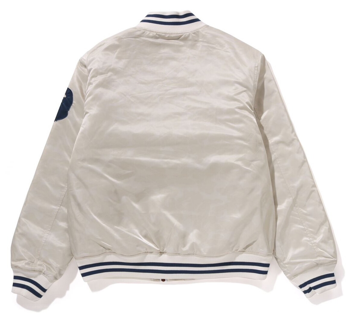 A BATHING APE 総柄 ビッグシルエット ナイロンジャケット A BATHING APE（アベイシングエイプ）の「SOLID CAMO NYC LOGO