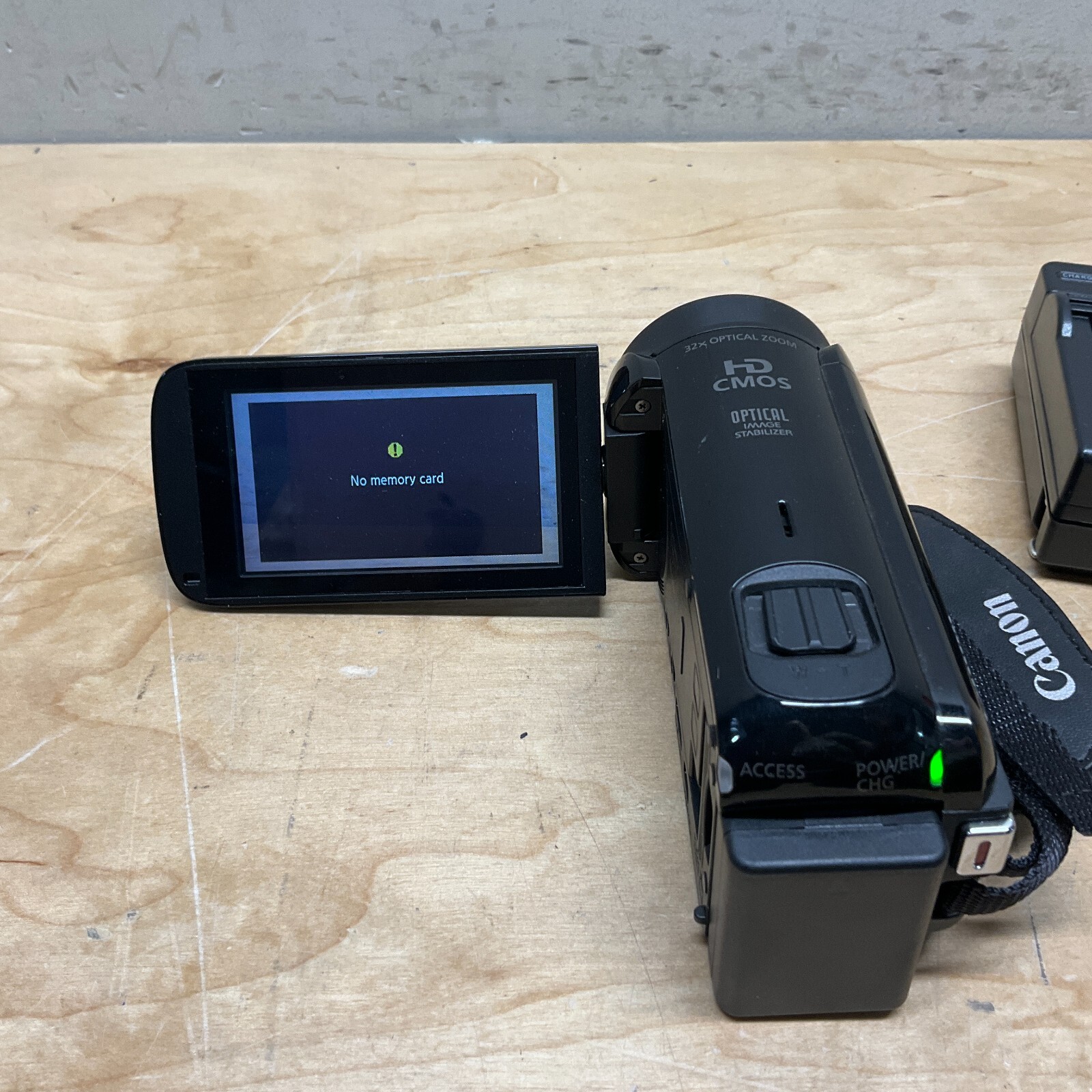 Canon VIXIA HF R700 Handheld Digital Video Camcorder 32x Zoom AVCHD